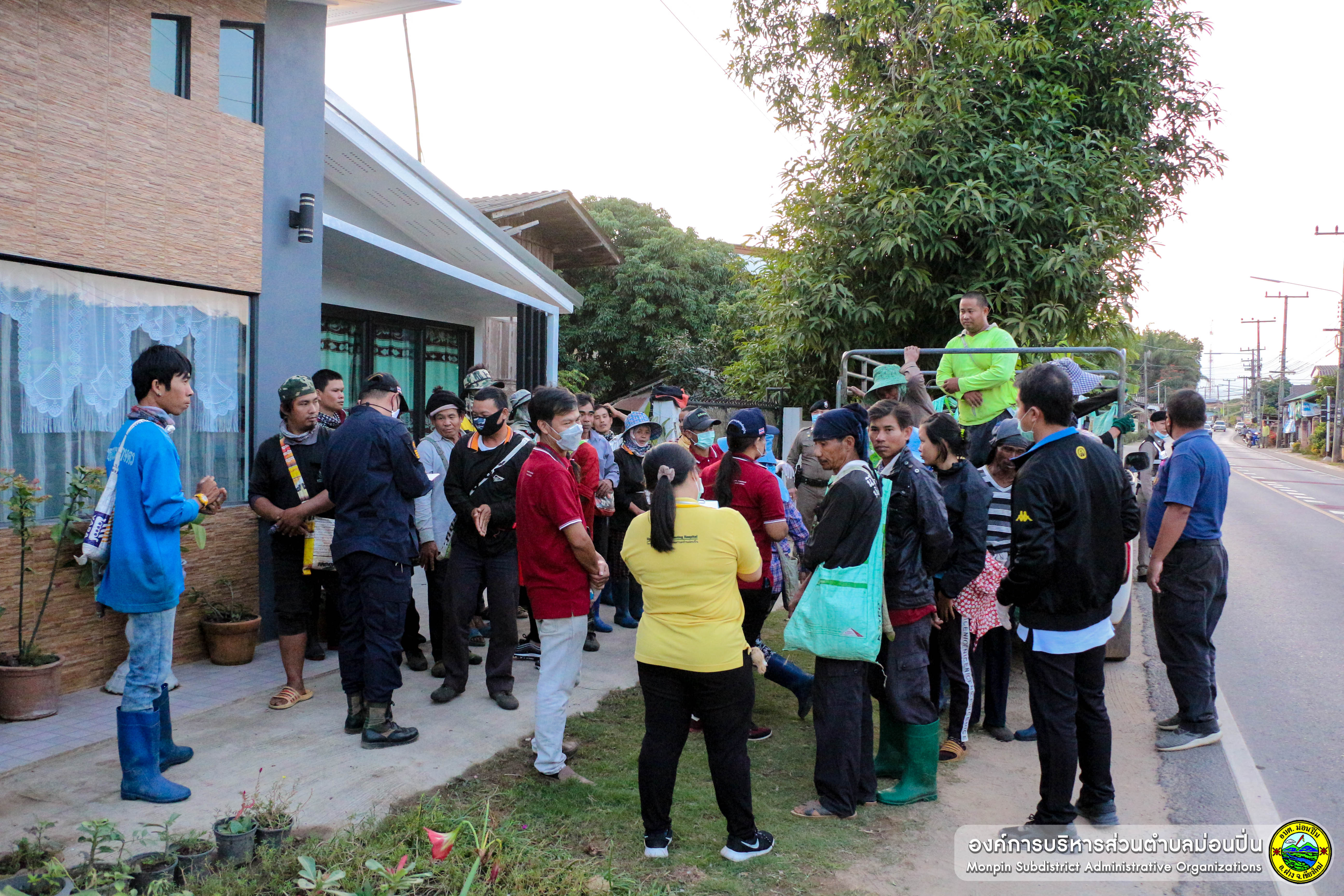 อบต.ม่อนปิ่น ตั้งด่านคัดกรองผู้ที่สัญจรเข้ามาในพื้นที่ตำบลม่อนปิ่น