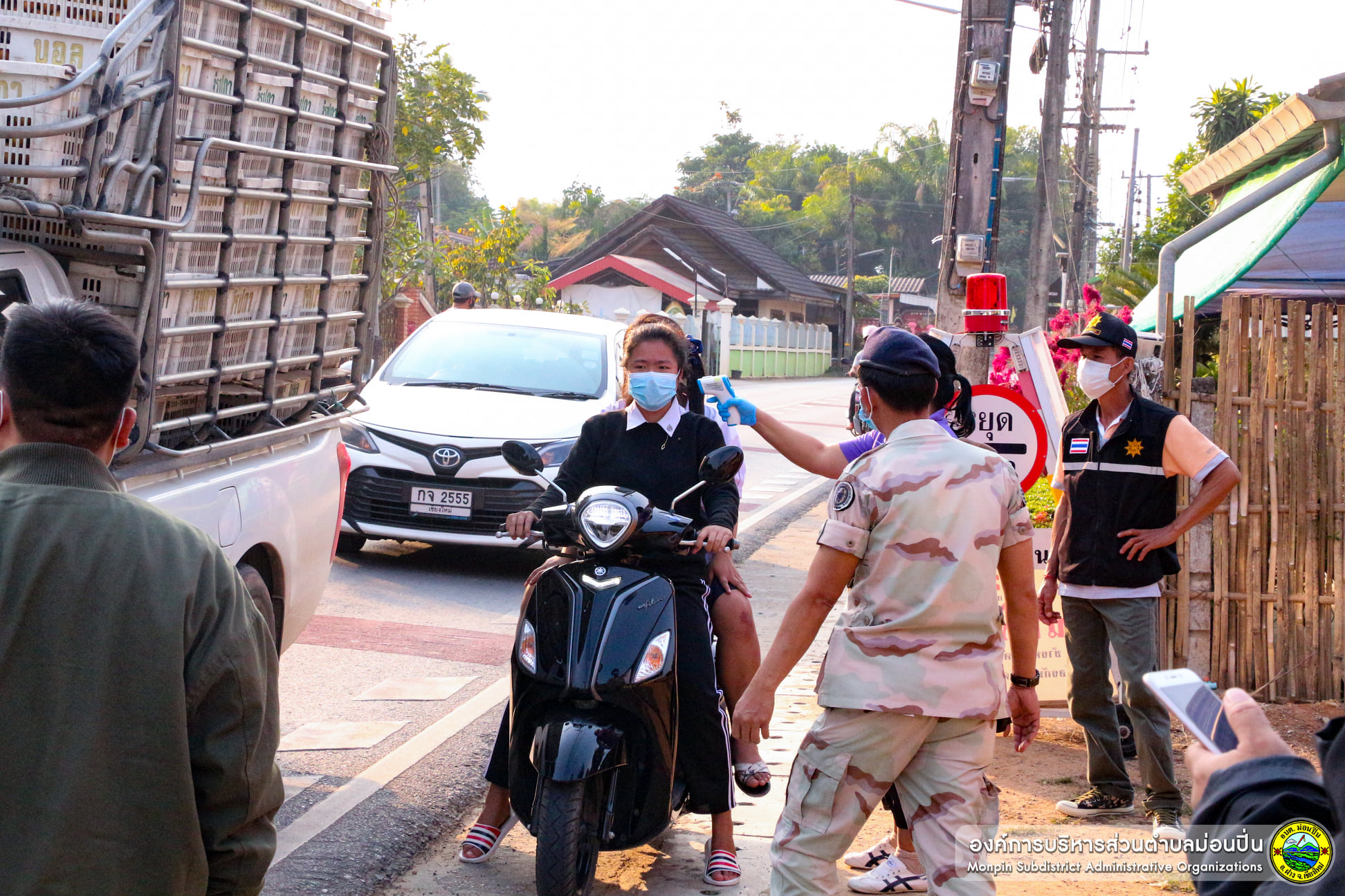 อบต.ม่อนปิ่นตั้งด่านคัดกรองผู้ที่สัญจรเข้ามาในพื้นที่ตำบลม่อนปิ่น