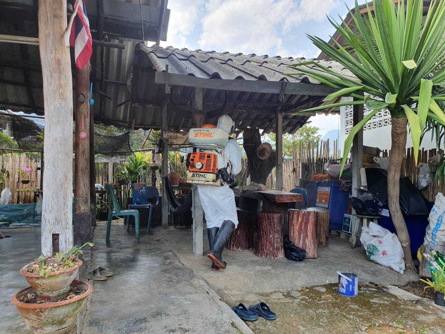 กิจกรรมการป้องกันและควบคุมโรคในพื้นที่ตำบลม่อนปิ่น พ่นยาฆ่าเชื้อไวรัสโคโรนา - 2019