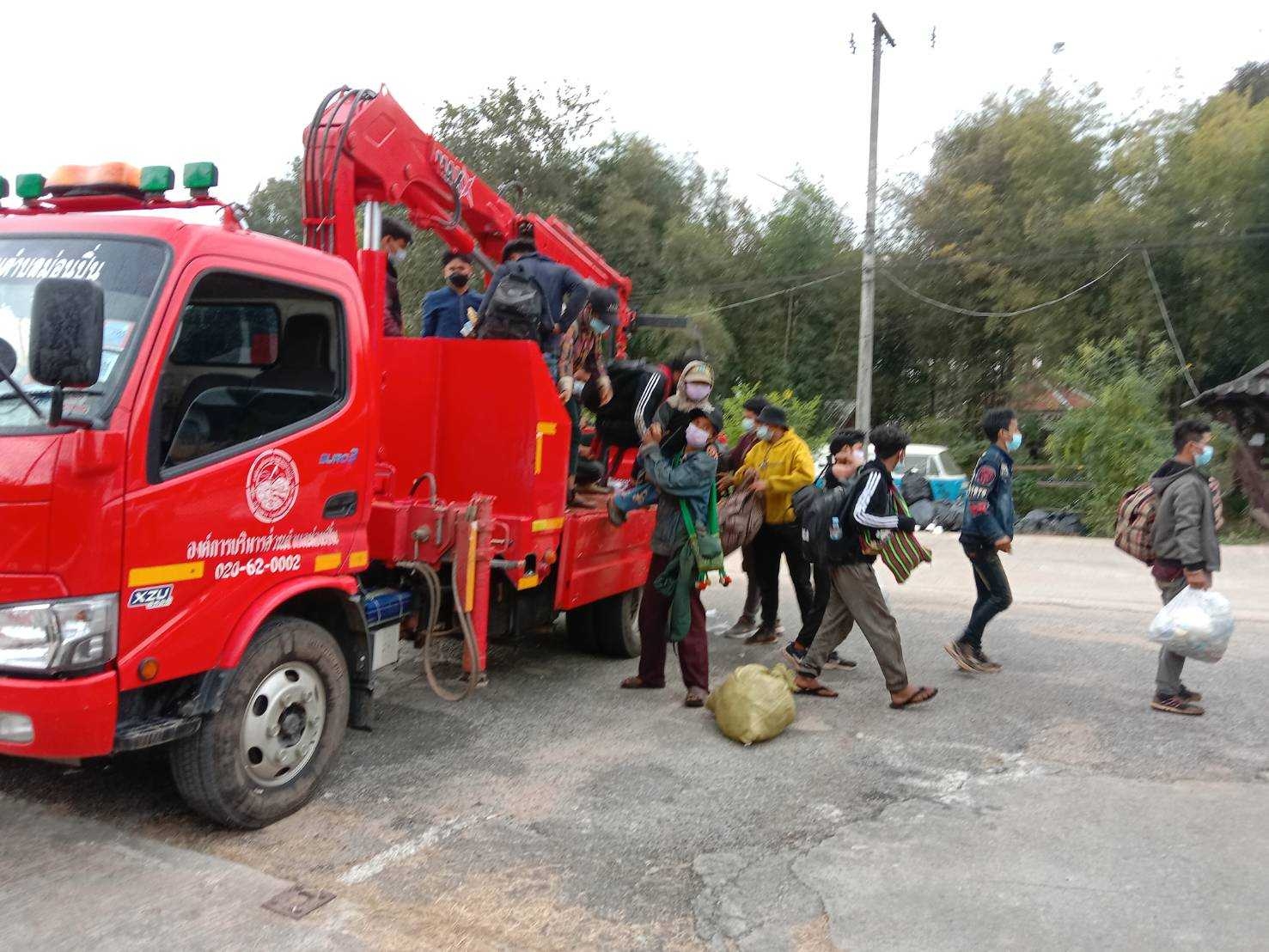 กิจกรรมการป้องกันและควบคุมโรคในพื้นที่ตำบลม่อนปิ่น พ่นยาฆ่าเชื้อไวรัสโคโรนา - 2019