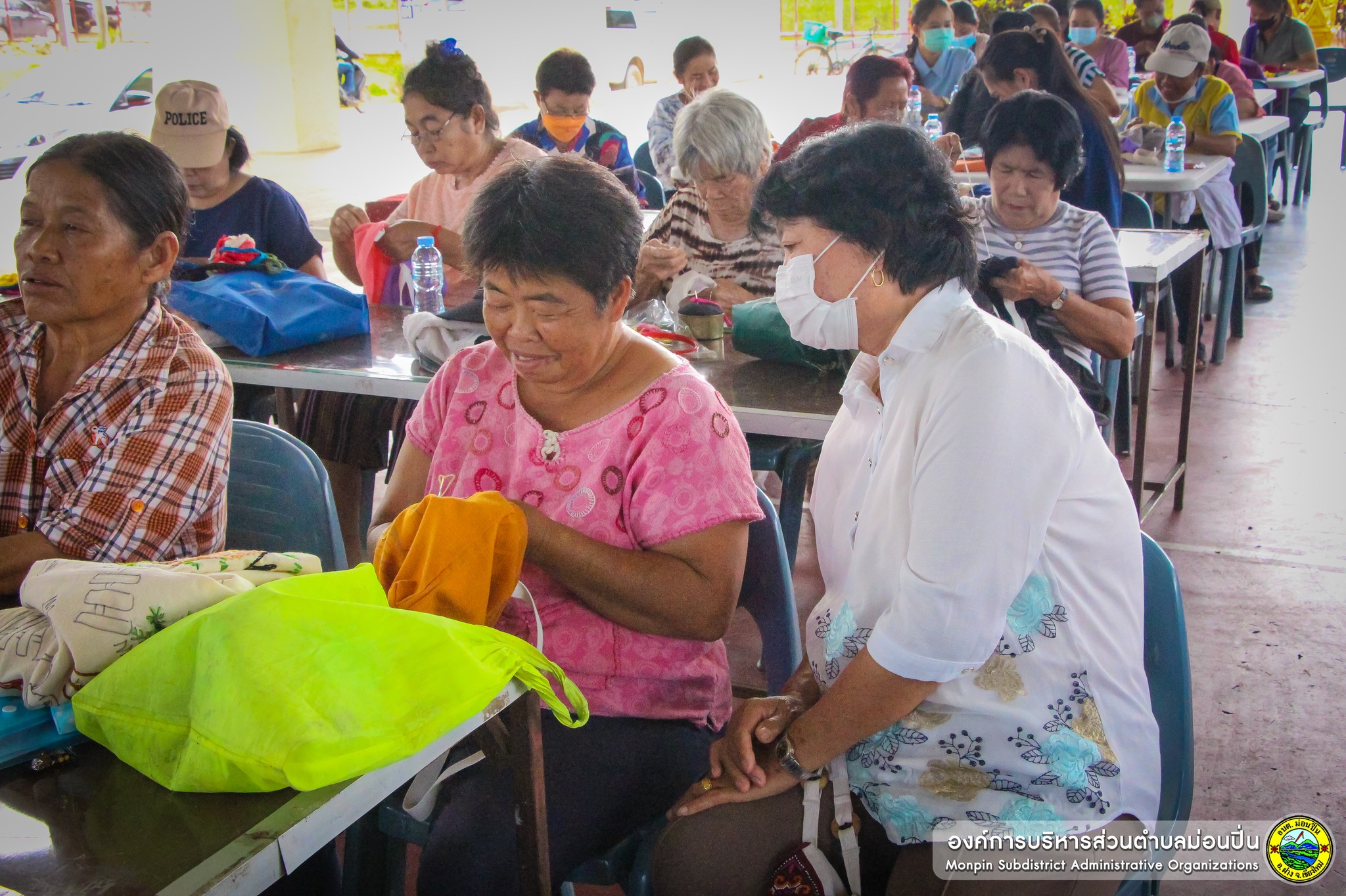 โครงการอบรมเสริมสร้างทักษะการเย็บปักผ้าพื้นเมืองกลุ่มสตรีตำบลม่อนปิ่น