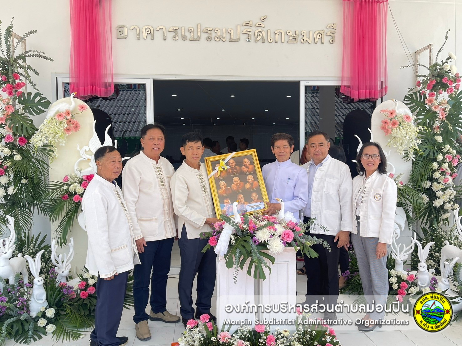 ร่วมพิธีทำบุญเปิดอาคาร เปรมปรีดิ์เกษมศรี อาคารอเนกประสงค์หลังใหม่ ขององค์การบริหารส่วนตำบลแม่นาวาง