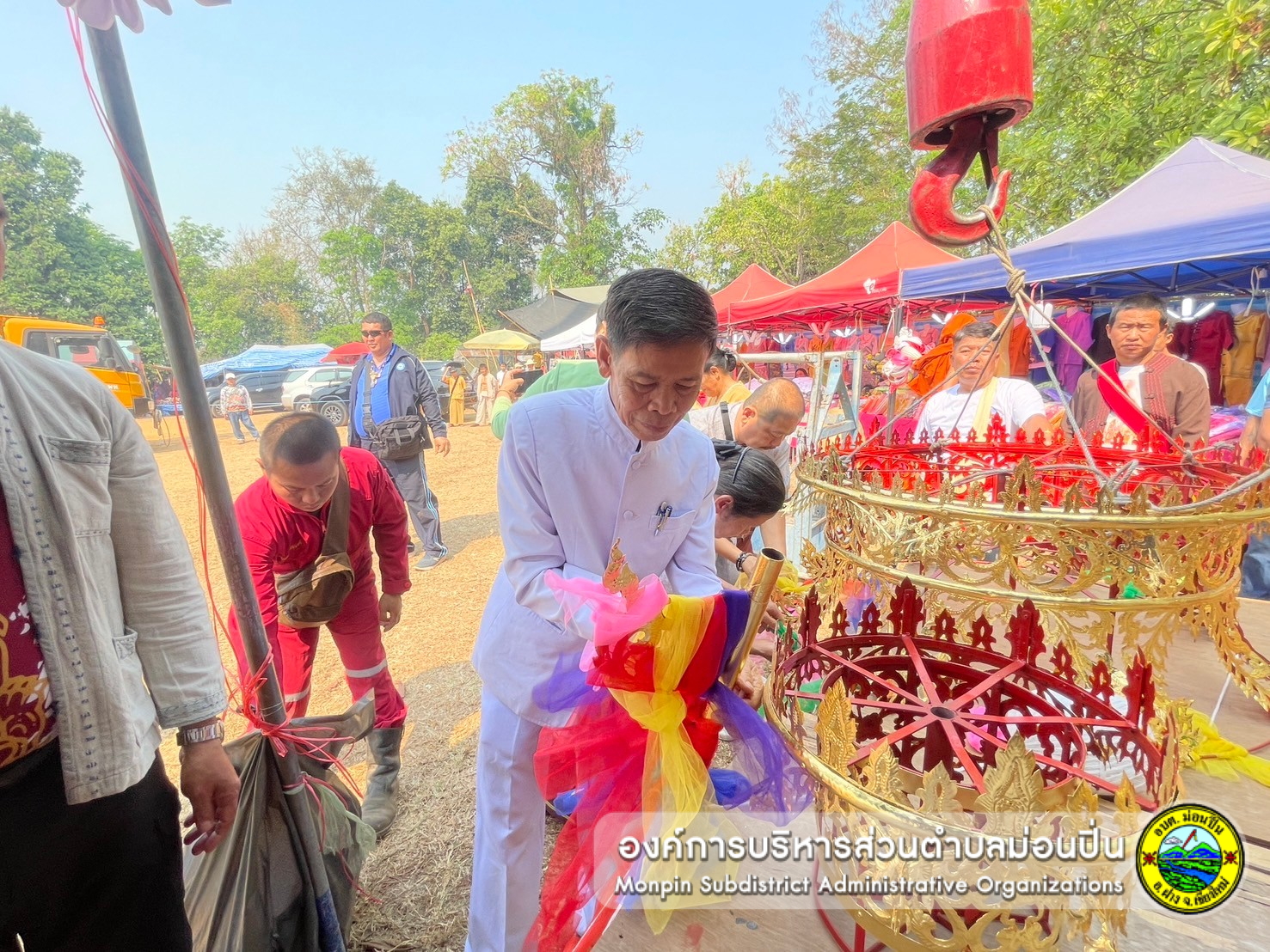 พิธียกยอดฉัตรเจดีย์ "พระธาตุเจดีย์พระพุทธเจ้า ๕ พระองค์" วัดพระธาตุเฉลิมพระเกียรติ หมู่ ๙ บ้านเวียงหวาย ตำบลม่อนปิ่น อำเภอฝาง จังหวัดเชียงใหม่ 