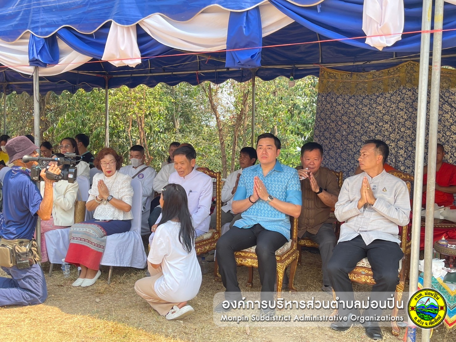 พิธียกยอดฉัตรเจดีย์ "พระธาตุเจดีย์พระพุทธเจ้า ๕ พระองค์" วัดพระธาตุเฉลิมพระเกียรติ หมู่ ๙ บ้านเวียงหวาย ตำบลม่อนปิ่น อำเภอฝาง จังหวัดเชียงใหม่ 