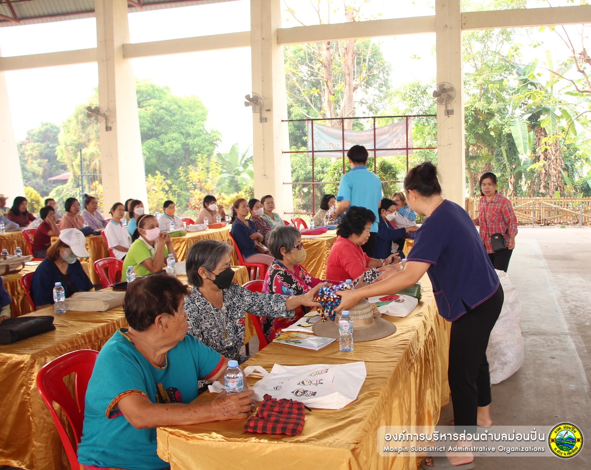 โครงการส่งเสริมสนับสนุนกิจกรรมผู้สูงอายุตำบลม่อนปิ่น "กิจกรรมเชิงปฏิบัติการทำผ้ารองครก" ประจำปีงบประมาณ พ.ศ.๒๕๖๗ โดย โรงเรียนผู้สูงอายุวุฒิสราญปัญญา 