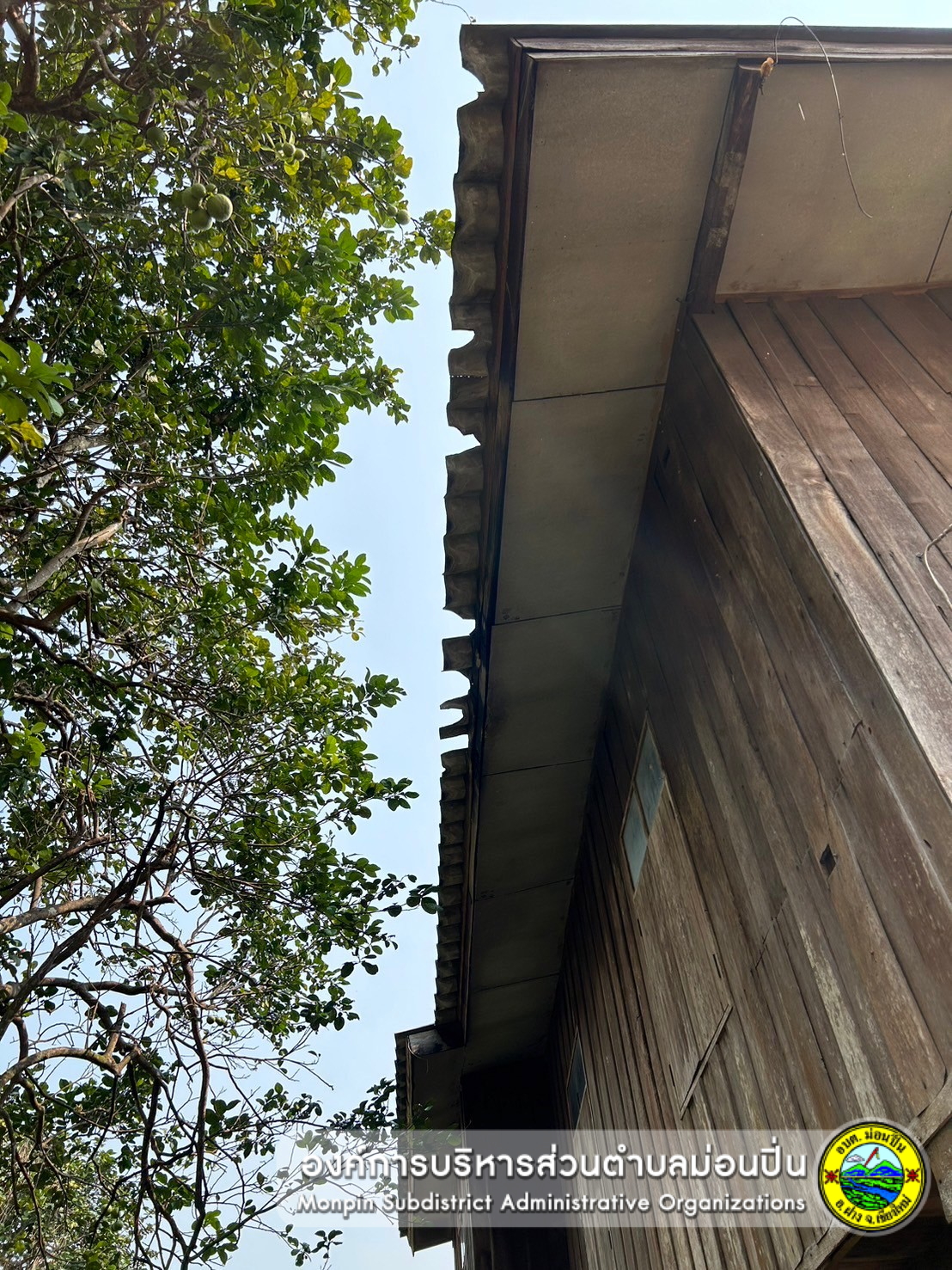 ส่งมอบกระเบื้องหลังคา ให้แก่ประชาชนที่บ้านเรือนได้รับความเสียหายจากเหตุวาตภัย