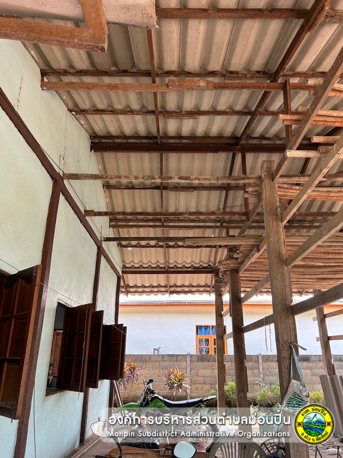 ส่งมอบกระเบื้องหลังคา ให้แก่ประชาชนที่บ้านเรือนได้รับความเสียหายจากเหตุวาตภัย