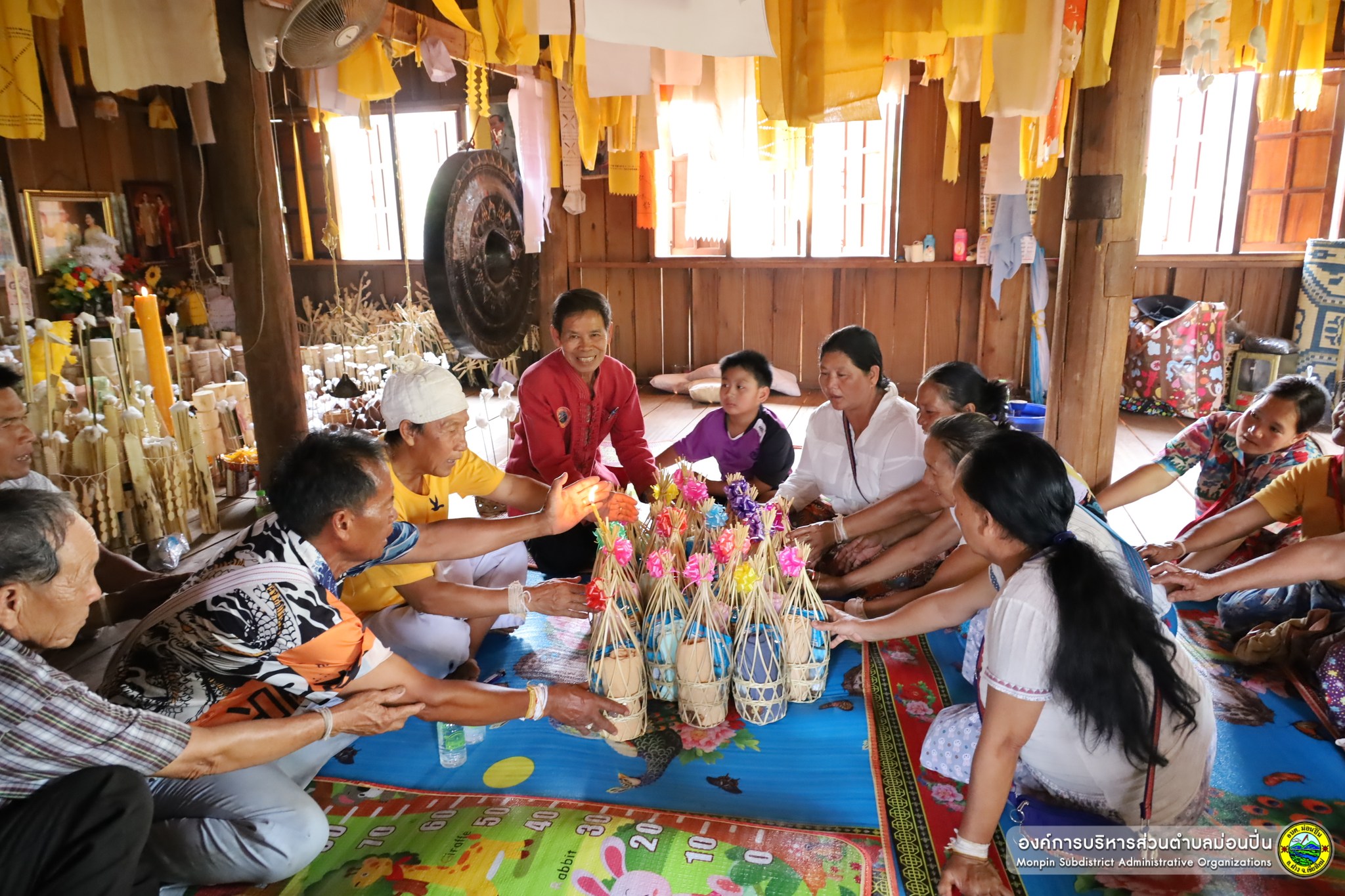 พิธีรดน้ำ-ดำหัว ผู้สูงอายุเนื่องในประเพณีปี๋ใหม่เมือง และ พิธีแซก่อเว ณ วัดบ้านหนองไผ่ หมู่15 ต.ม่อนปิ่น