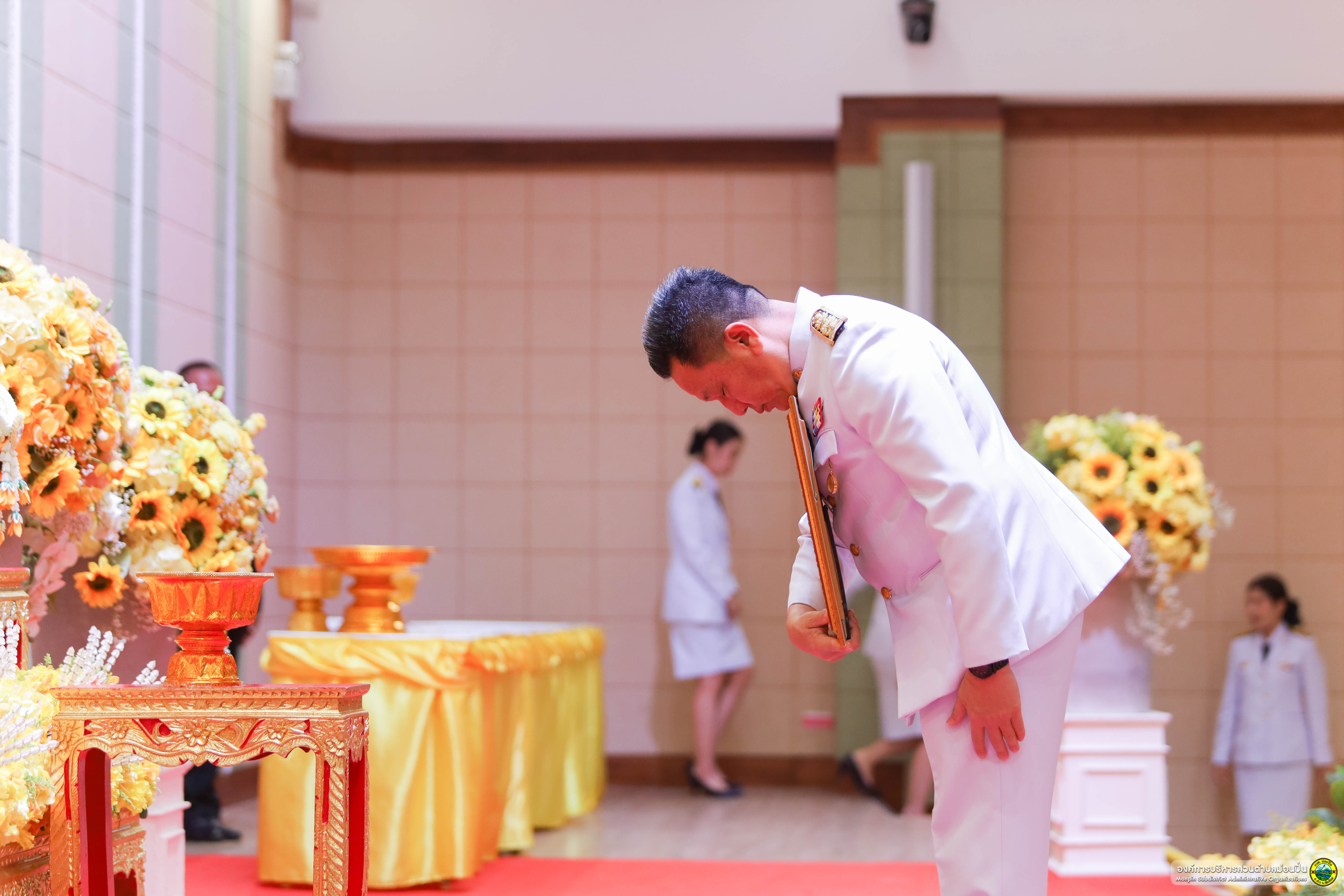 พิธีรับพระราชทานพระบรมฉายาลักษณ์พระบาทสมเด็จพระเจ้าอยู่หัวและสมเด็จพระนางเจ้าพระบรมราชินี