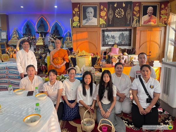 ร่วมทำบุญตักบาตรโครงการบรรพชาสามเณรภาคฤดูร้อน