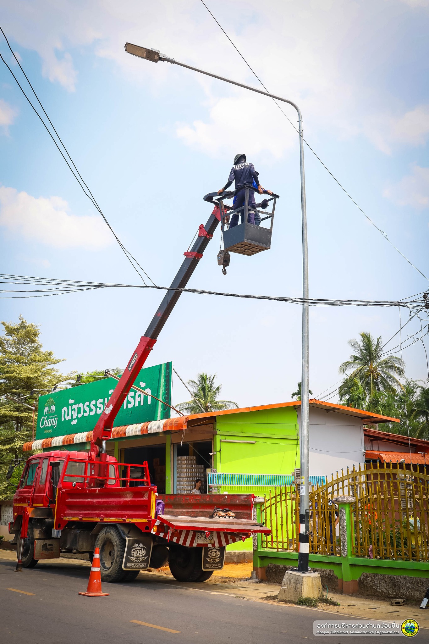 รื้อถอนเสาไฟฟ้าส่องสว่างริมทาง บ้านแม่มาวขี้เหล็ก