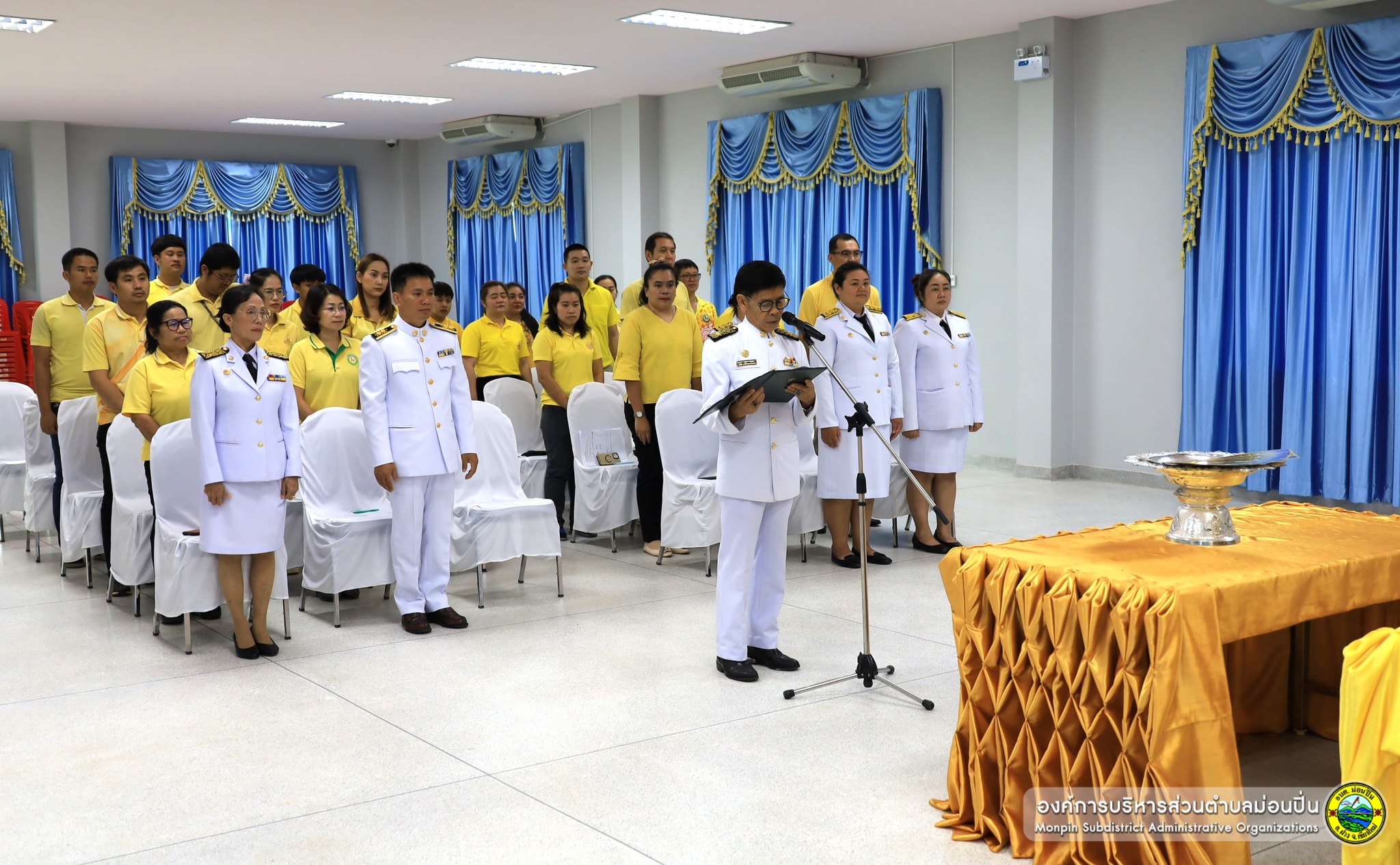 พิธีส่งมอบพระราชทานพระบรมฉายาลักษณ์พระบาทสมเด็จพระเจ้าอยู่หัวและสมเด็จพระนางเจ้าพระบรมราชินี 