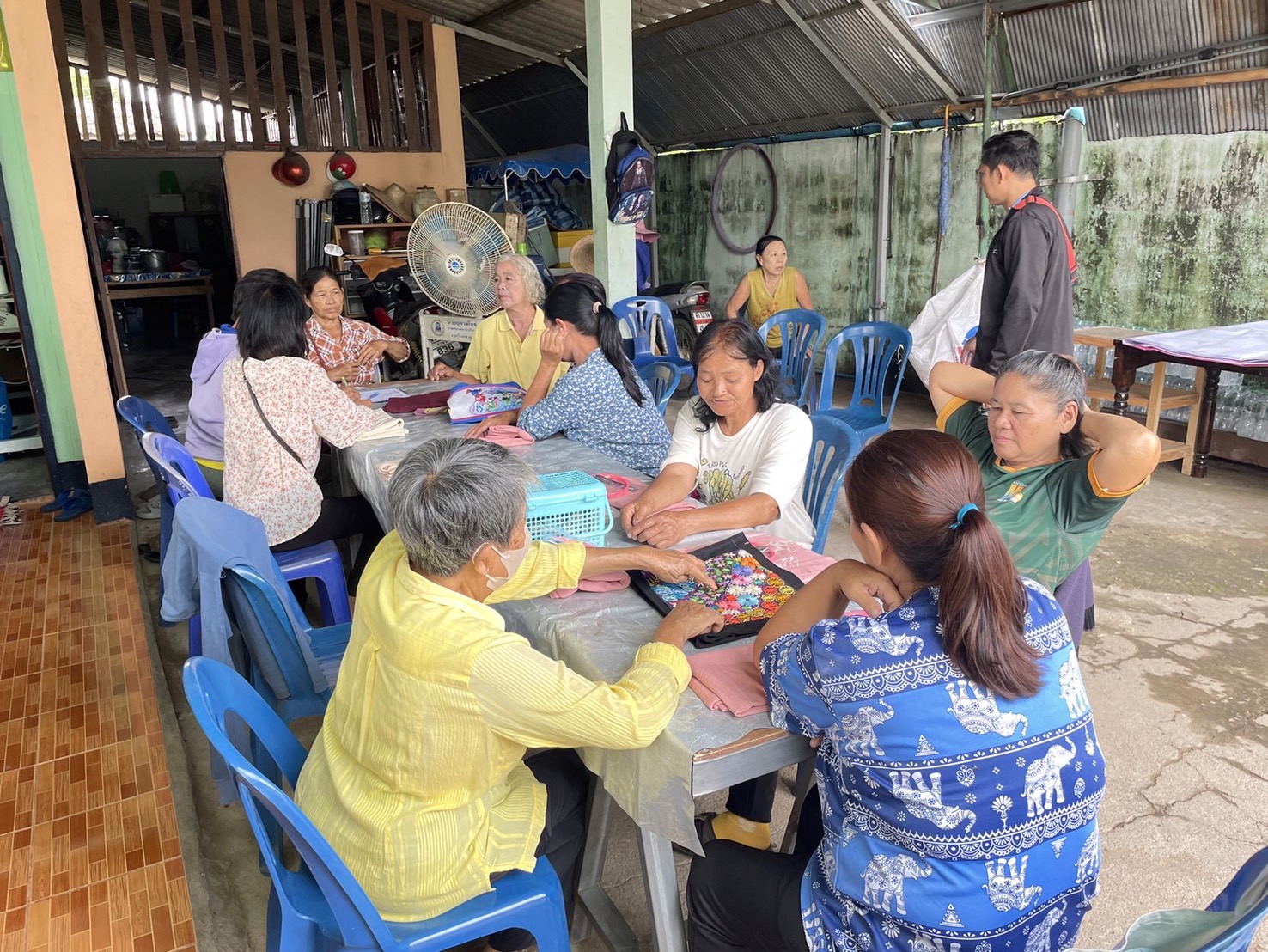 โครงการส่งเสริมกลุ่มอาชีพพัฒนาคุณภาพชีวิตตามแนวทางปรัชญาเศรษฐกิจพอเพียง กิจกรรมส่งเสริมอาชีพระยะสั้นเพื่อเพิ่มรายได้สร้างอาชีพอย่างยั่งยืน ประจำปีงบประมาณ พ.ศ.2567 โดยมีการจัดอบรมเชิงปฏิบัติการปักผ้าพื้นมือง