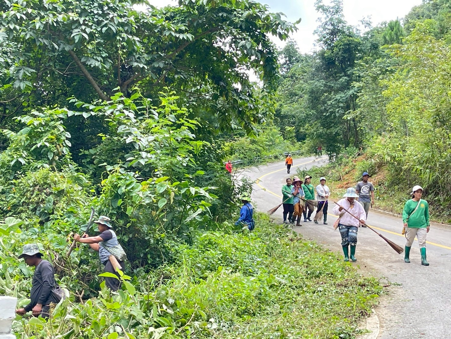  จิตอาสาพัฒนาและปรับปรุงภูมิทัศน์เส้นทางด่านปางตอง - บ้านขอบด้ง