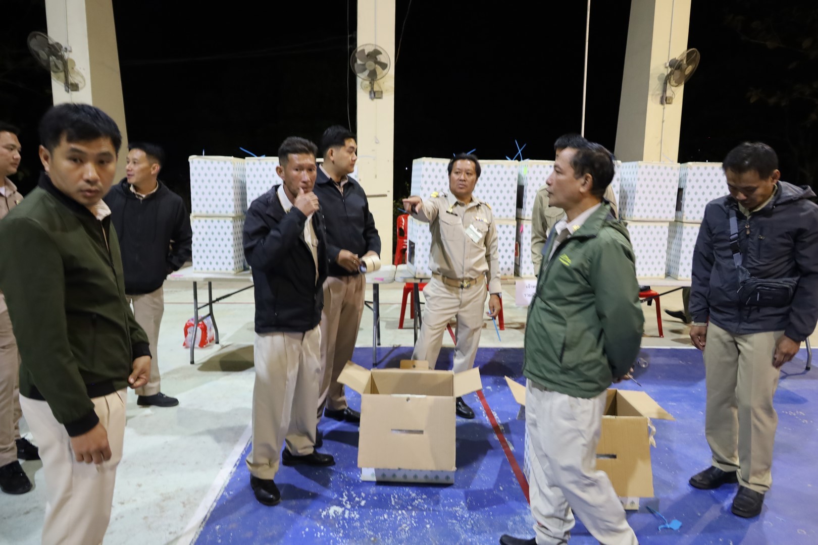 ภาพบรรยากาศการรวมคะแนนเลือกตั้ง สมาชิกสภาฯและนายก อบต.ม่อนปิ่น