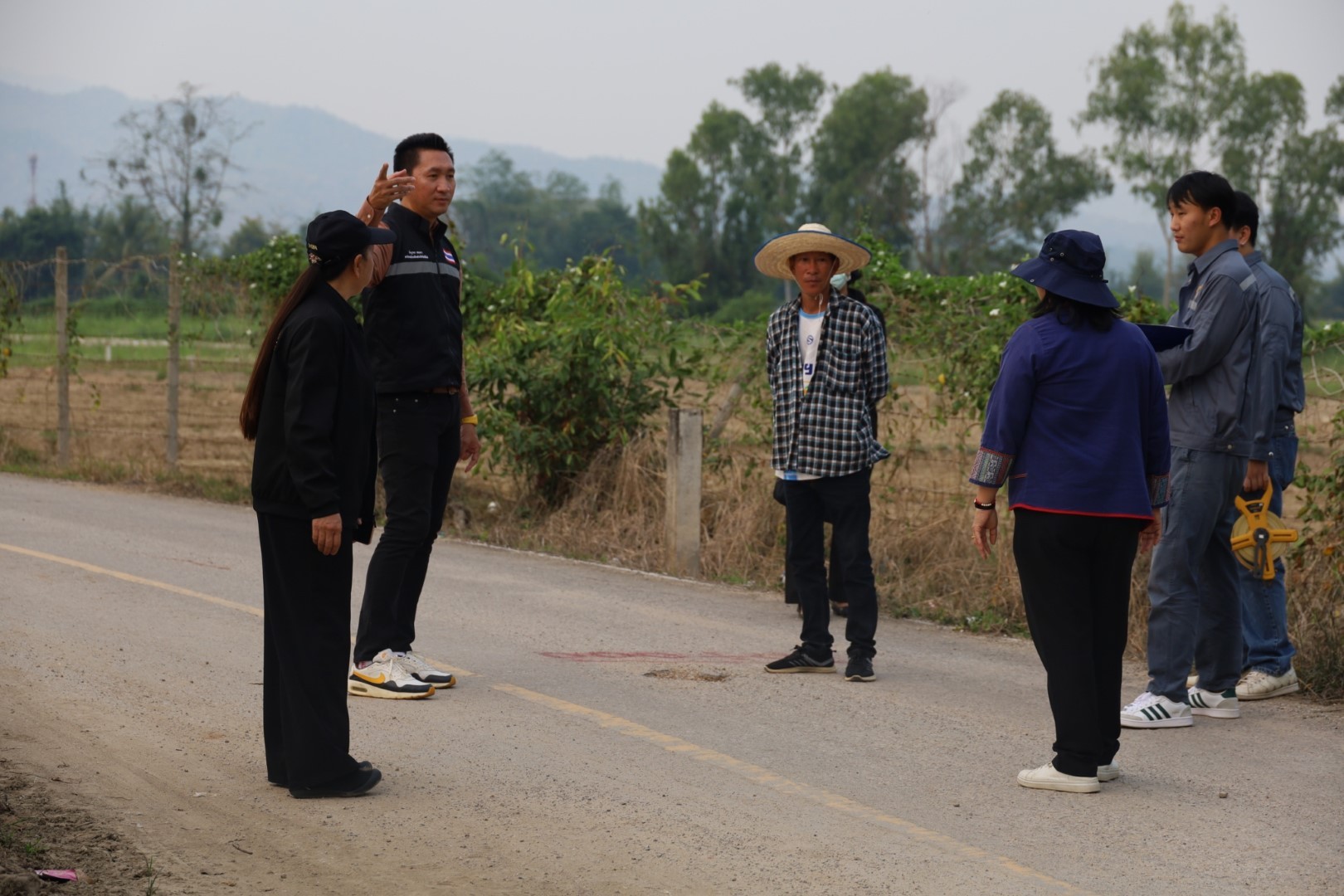  ลงพื้นที่ตรวจสอบถนนชำรุด
