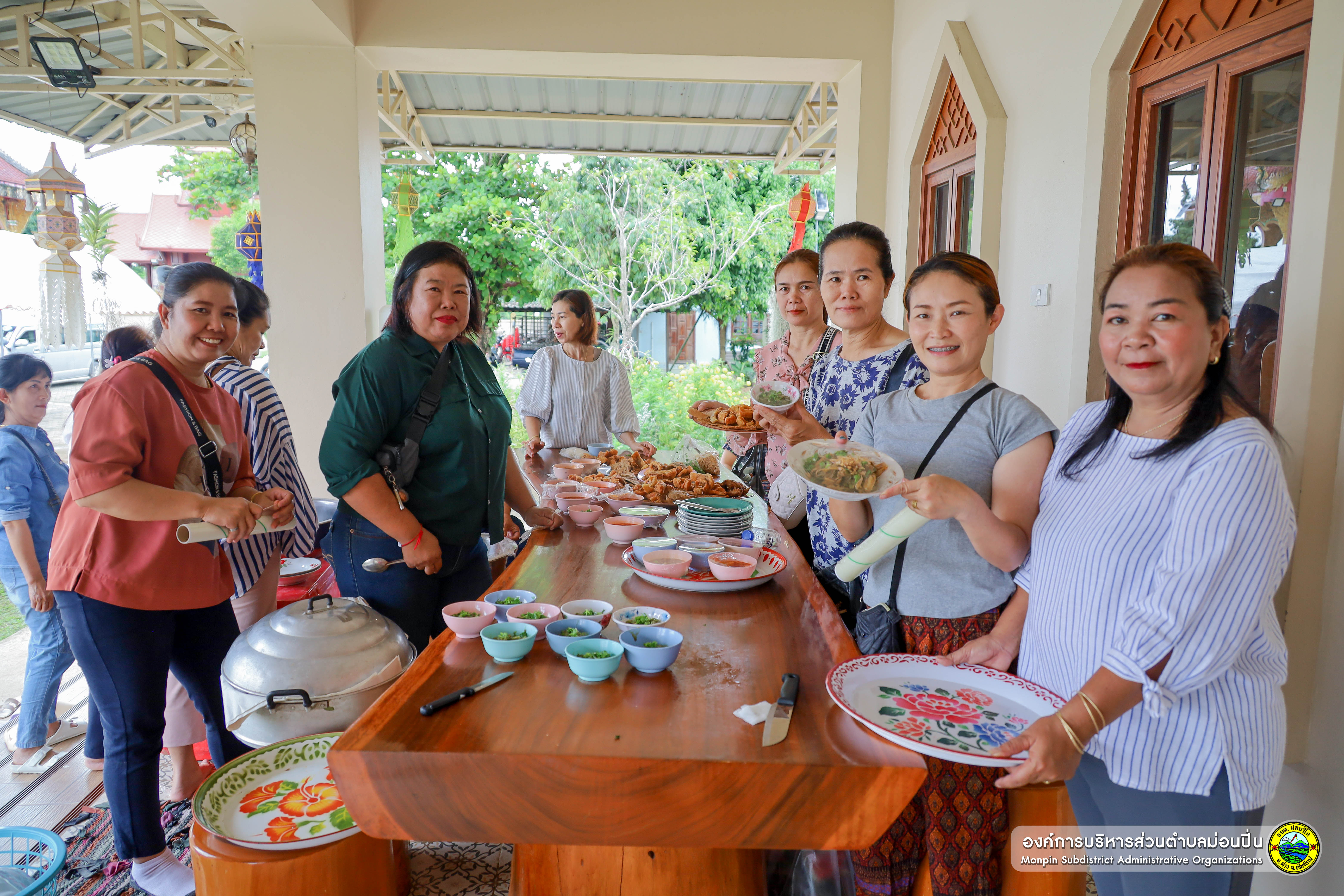 ภาพประกอบ  พิธีถวายเทียนพรรษาและจุตปัจจัย ไทยทาน แด่คณะสงฆ์ในตำบลม่อนปิ่น