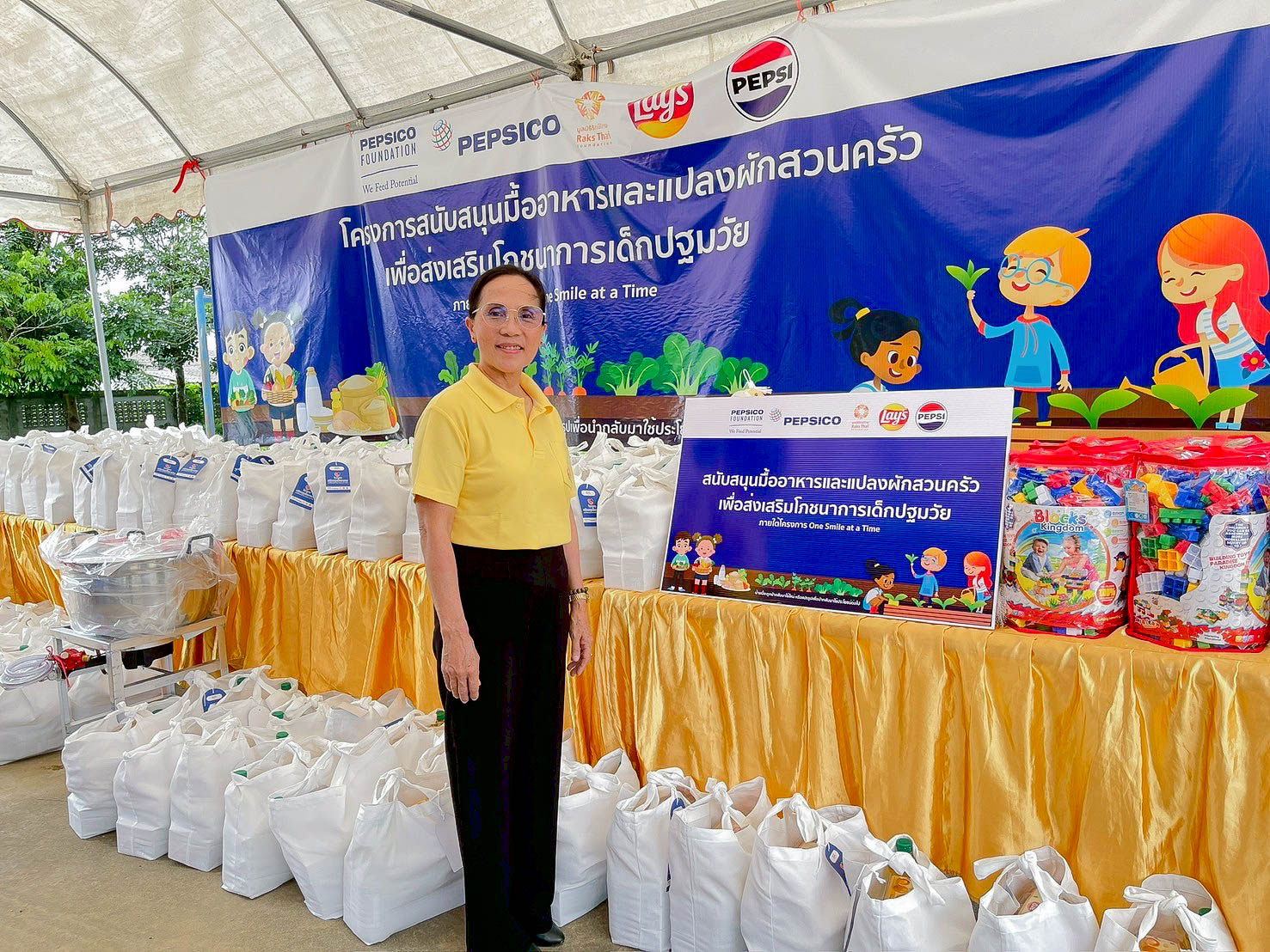 ภาพประกอบ  กิจกรรมมอบวัตถุดิบในการประกอบอาหารและของเล่นเสริมพัฒนาการเด็ก