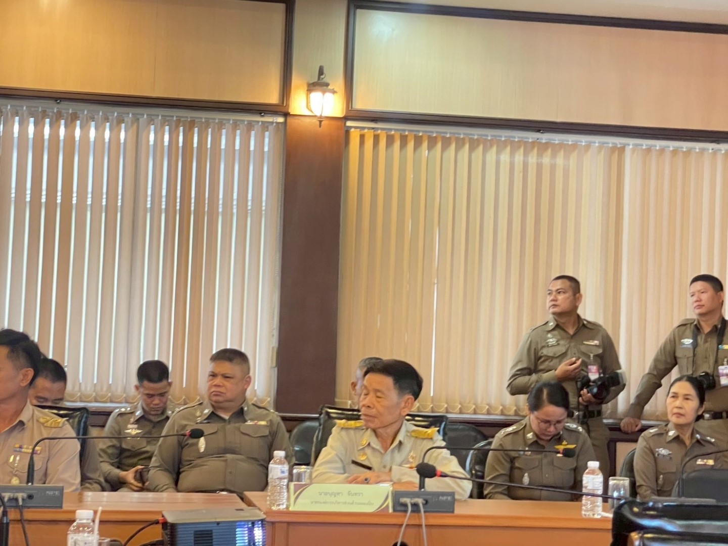 ภาพประกอบ  รับเครื่องหมายนักโดดร่ม ชั้นกิตติมศักดิ์และประกาศนียบัตร