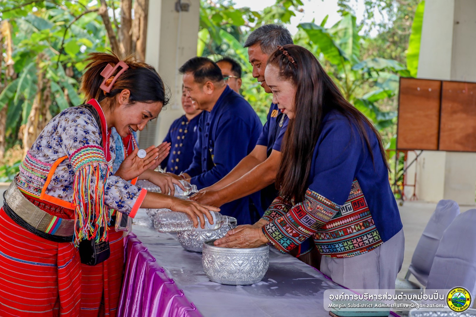 ภาพประกอบ  กลุ่มชาติพันธุ์เข้ารดน้ำดำหัว เนื่องในโอกาสประเพณีสงกรานต์