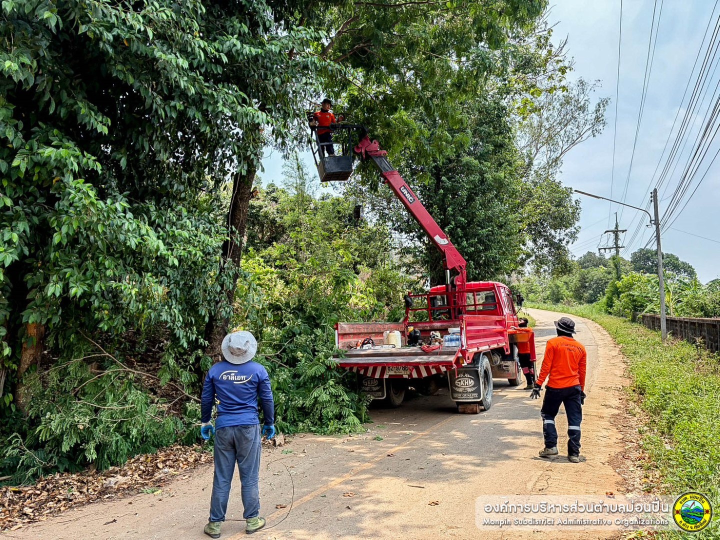 ภาพประกอบ  ลงพื้นที่สำรวจความเสียหายจากเหตุวาตภัย