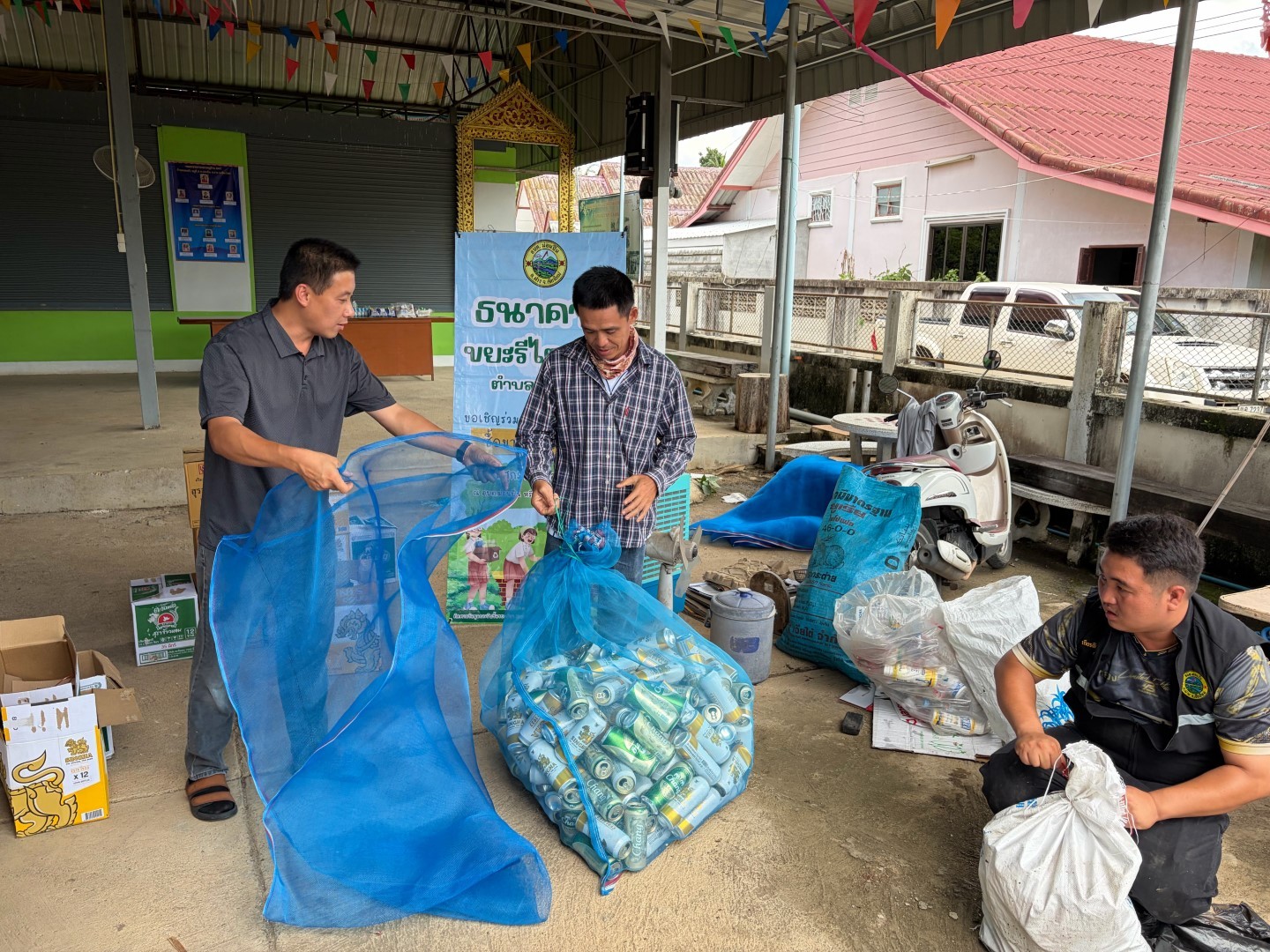 ภาพประกอบ  กิจกรรมธนาคารขยะรีไซเคิลตำบลม่อนปิ่น วัดสุวรรณารามและบ้านหนองบัว